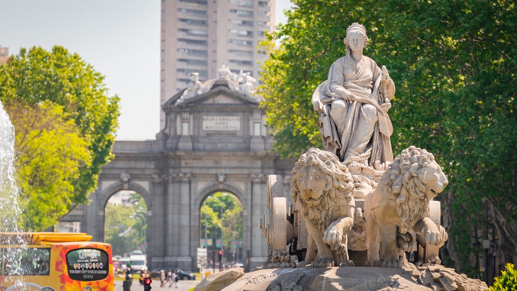 Plaza de Cibeles mettant en vedette une statue ou une sculpture et éléments du patrimoine