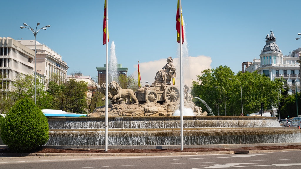 Plaza de Cibeles which includes a city, a statue or sculpture and heritage elements