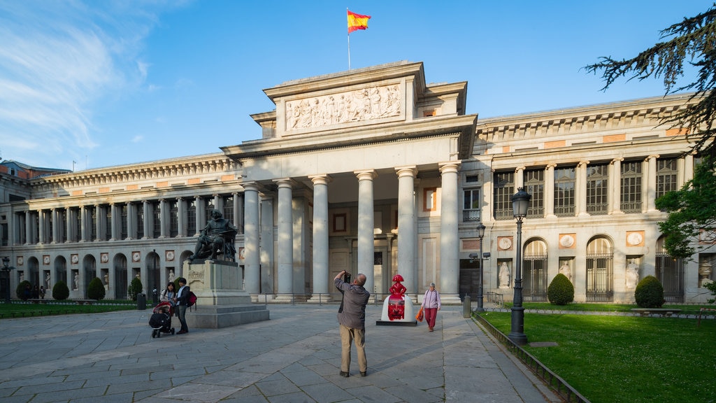 Prado-Museum welches beinhaltet historische Architektur sowie einzelner Mann