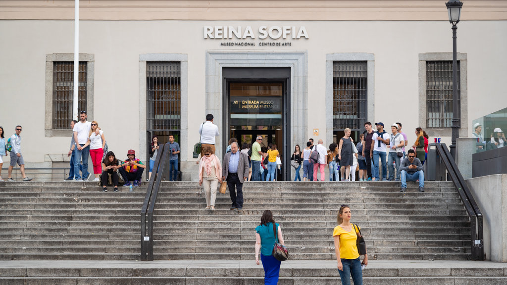 Museo Nacional Centro de Arte Reina Sofia que inclui sinalização assim como um pequeno grupo de pessoas