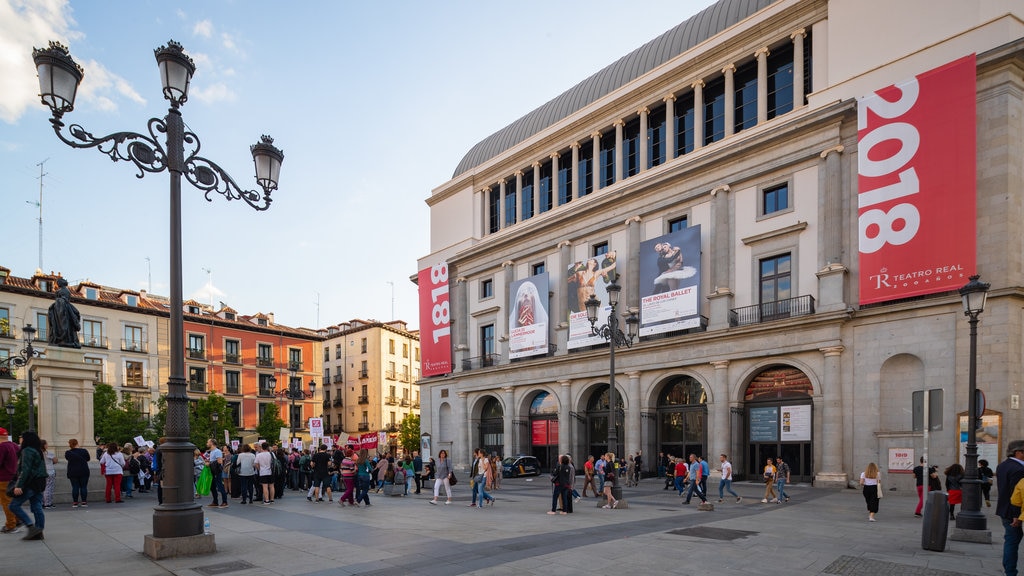 Teatro Real mostrando un parque o plaza y patrimonio de arquitectura