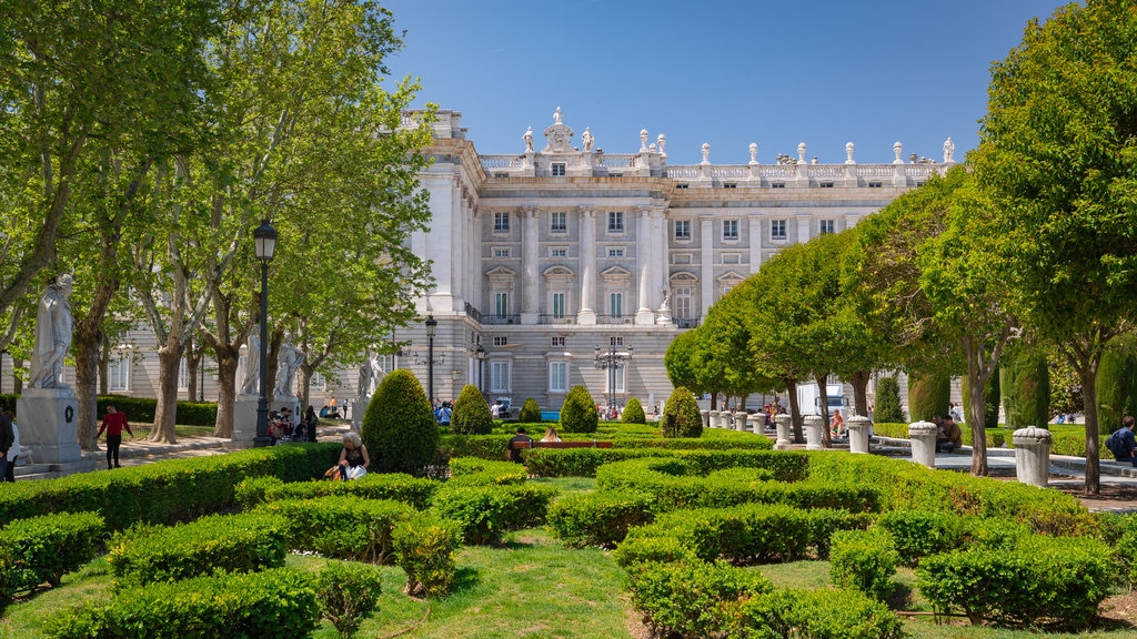 Plaza de Oriente que incluye un parque y patrimonio de arquitectura