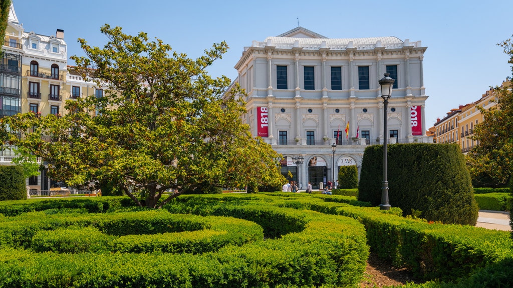 Plaza de Oriente featuring heritage architecture and a park