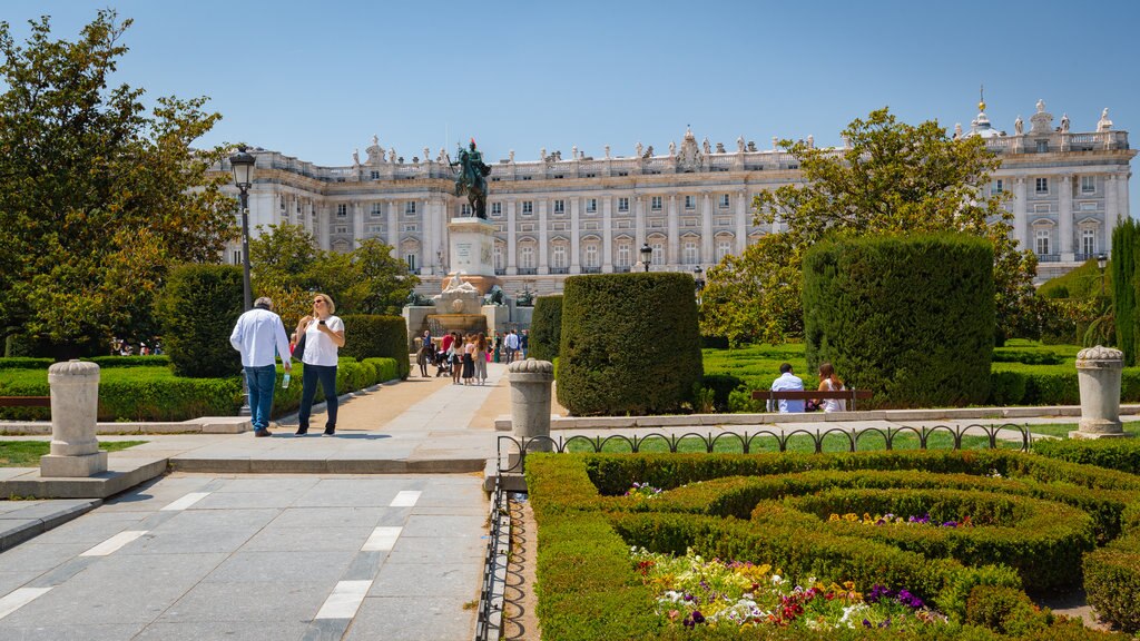 Plaza de Oriente som omfatter historiske bygningsværker og en have