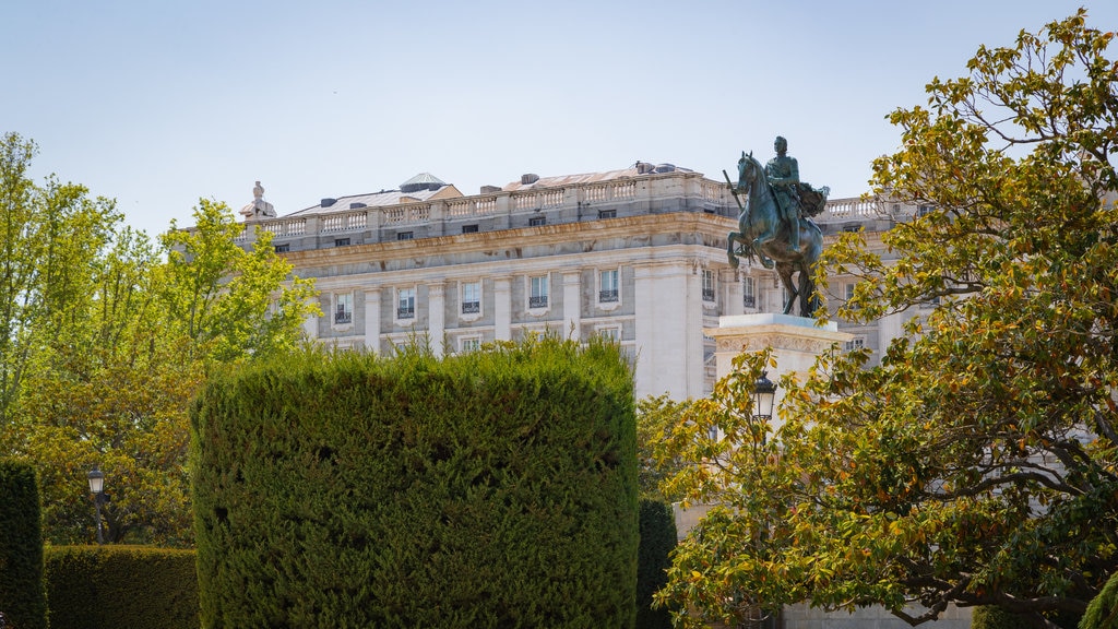 Plaza de Oriente og byder på en statue eller en skulptur, en have og historiske bygningsværker