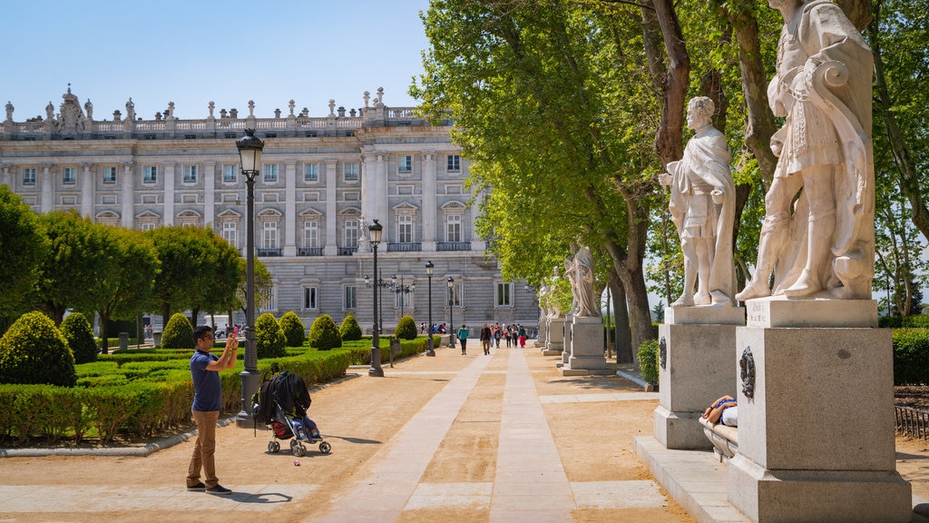 Plaza de Oriente que inclui arquitetura de patrimônio, uma estátua ou escultura e um jardim