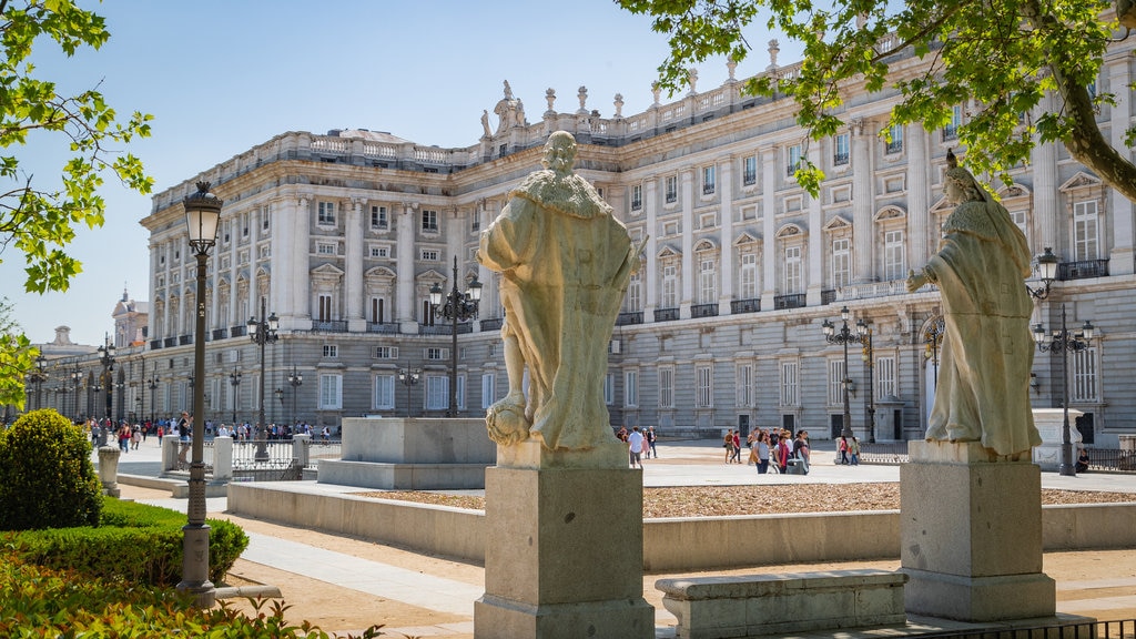 Plaza de Oriente que incluye una estatua o escultura y arquitectura patrimonial