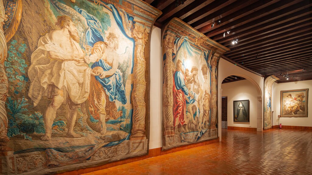 Convent de las Descalzas Reales showing interior views, art and religious aspects