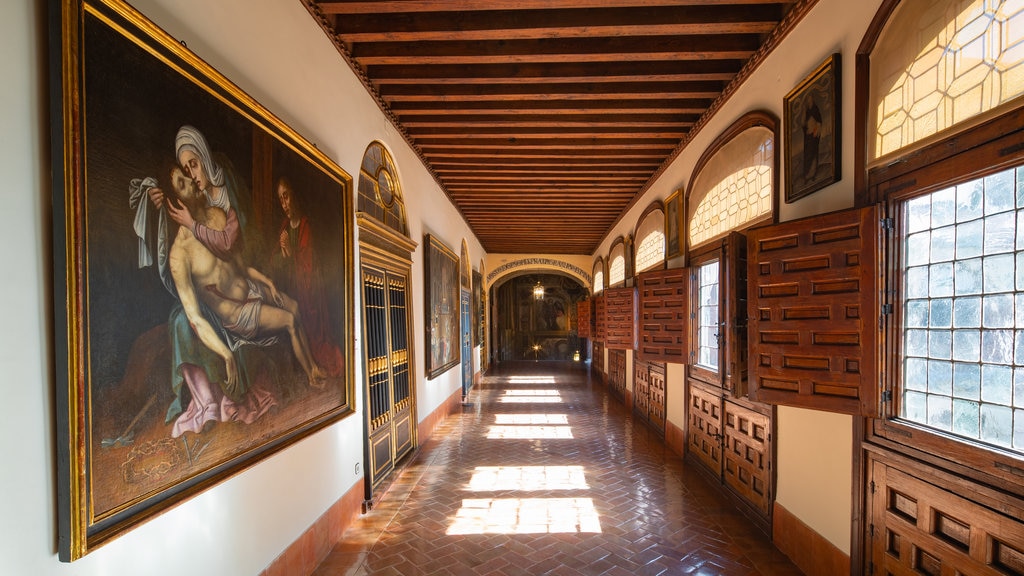 Convento de las Descalzas Reales que incluye arte, vistas interiores y elementos religiosos