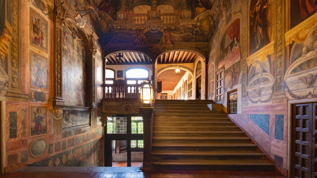 Convento de las Descalzas Reales que incluye vistas interiores y arte