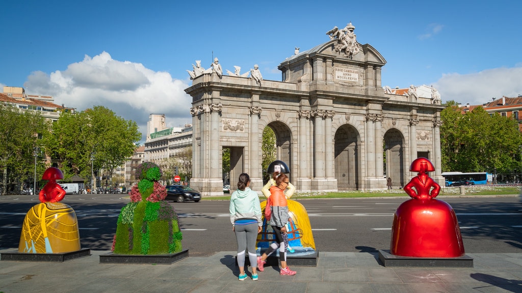 Puerta de Alcala featuring heritage architecture, outdoor art and street scenes