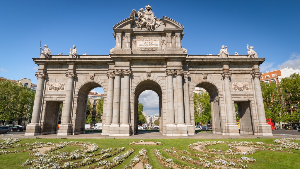 Puerta de Alcalá mostrando patrimonio de arquitectura y un jardín