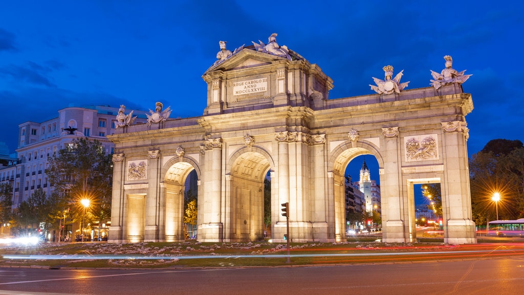 Puerta de Alcalá que incluye arquitectura patrimonial y escenas de noche