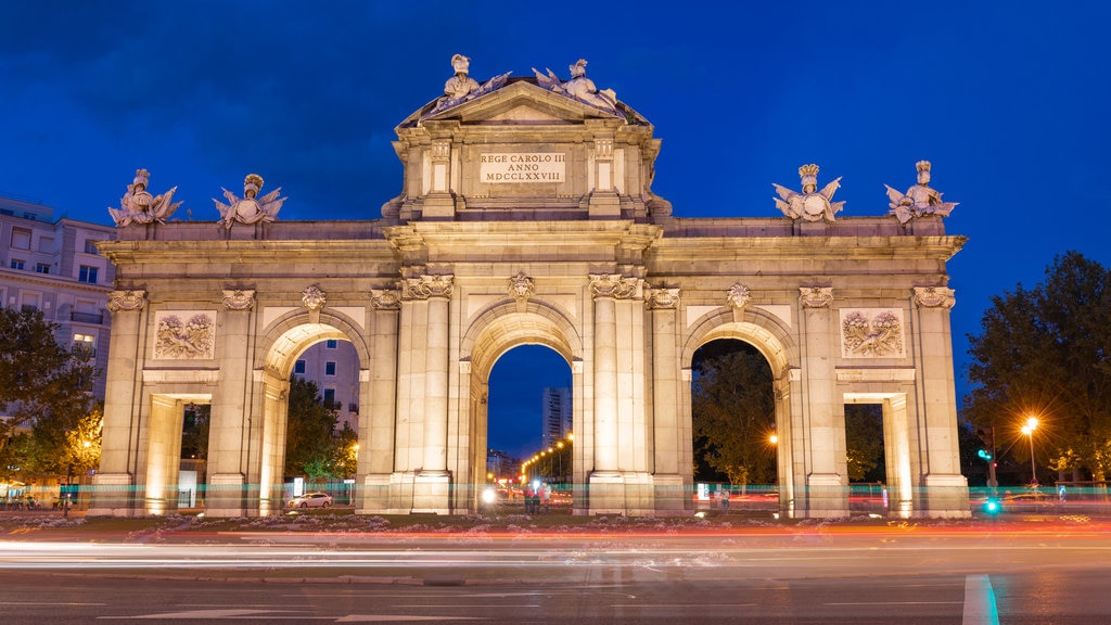 Puerta de Alcalá som inkluderer historisk arkitektur og nattbilder