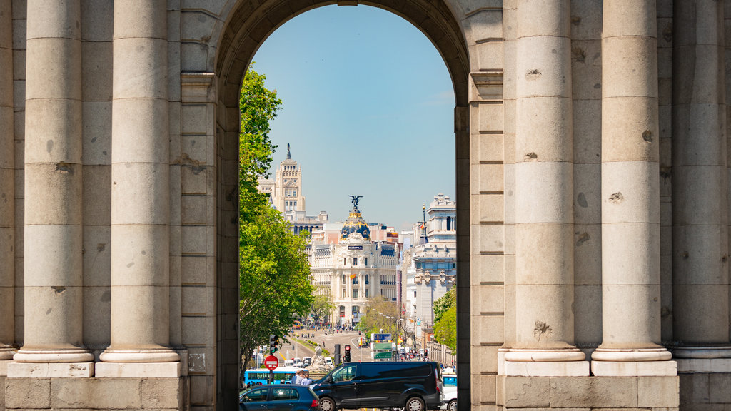 Puerta de Alcalá que incluye una ciudad y elementos del patrimonio