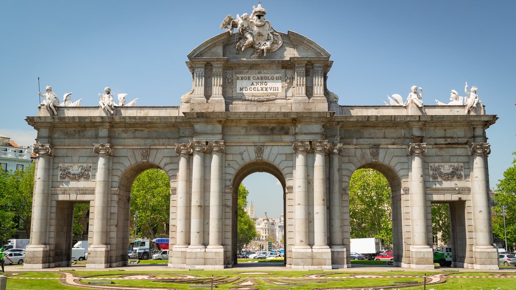 Puerta de Alcalá caracterizando arquitetura de patrimônio e um jardim