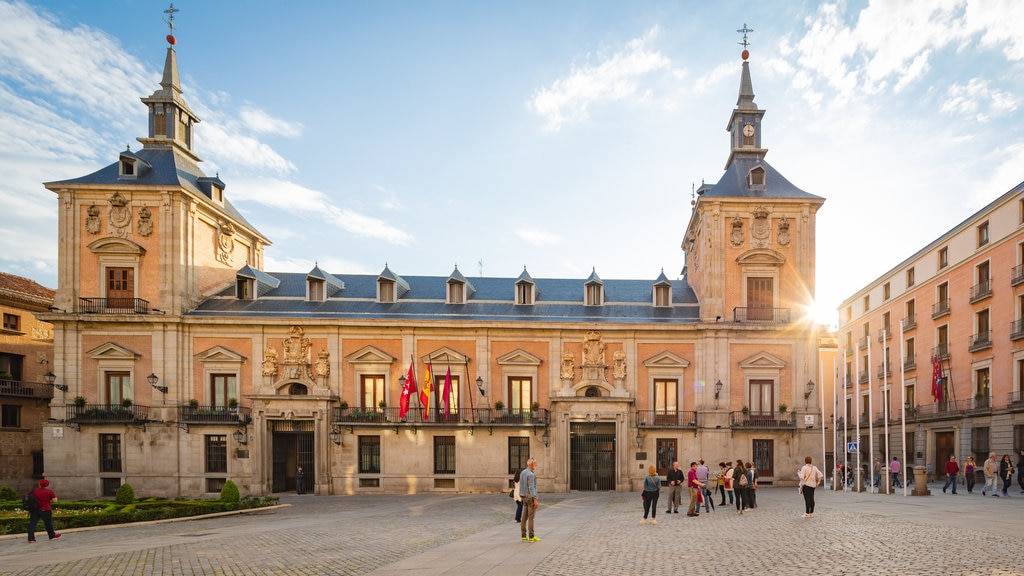 Plaza de la Villa que incluye arquitectura patrimonial y un atardecer