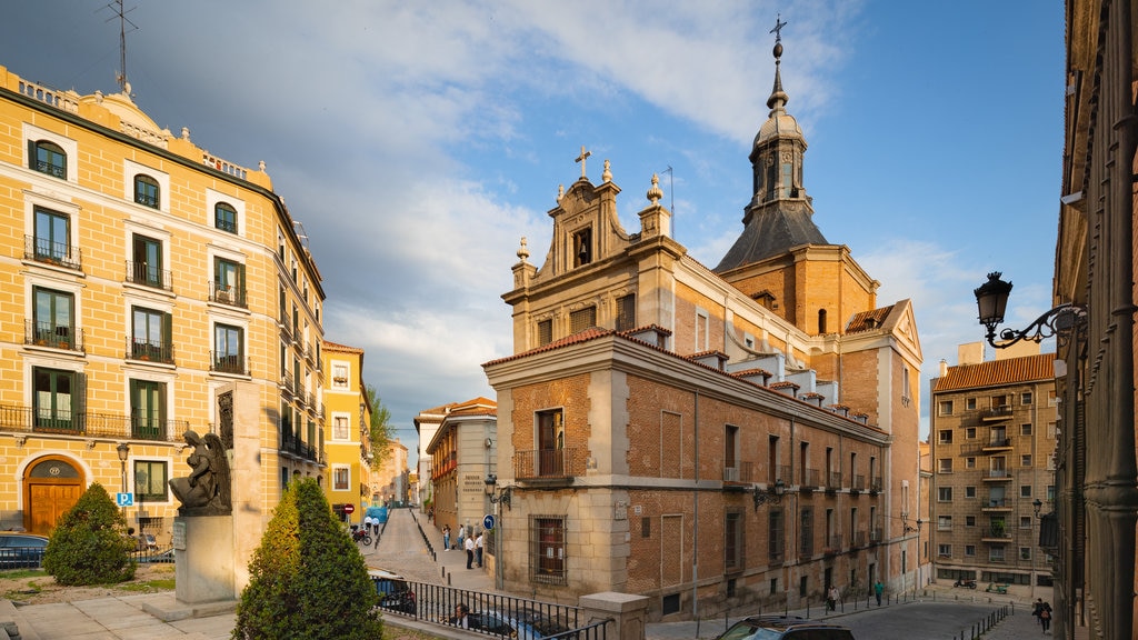 Plaza de la Villa che include architettura d\'epoca e chiesa o cattedrale