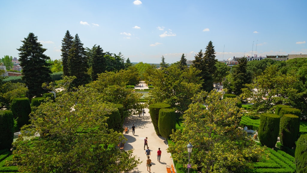 Jardines Sabatini que incluye un jardín y vistas de paisajes