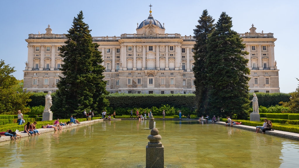 Jardines Sabatini mostrando un castillo, patrimonio de arquitectura y una fuente