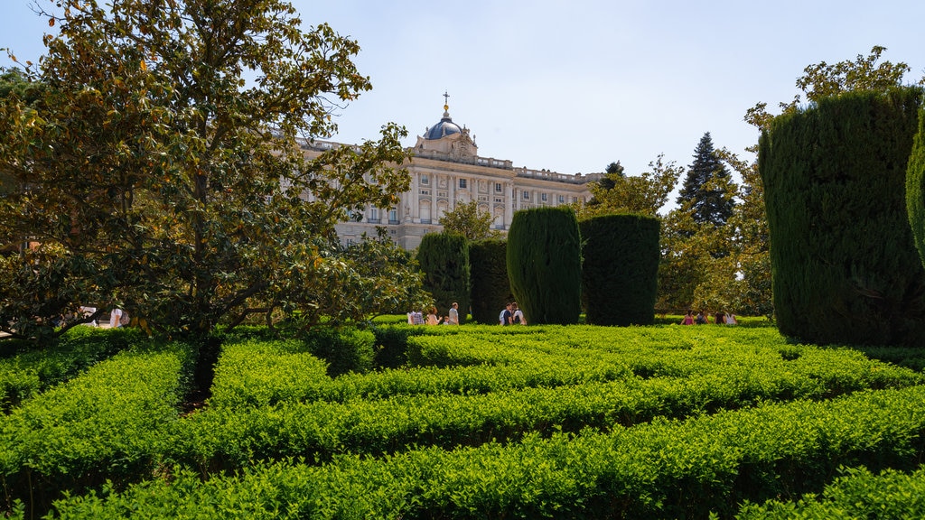 Jardines Sabatini ofreciendo jardín, arquitectura patrimonial y castillo o palacio