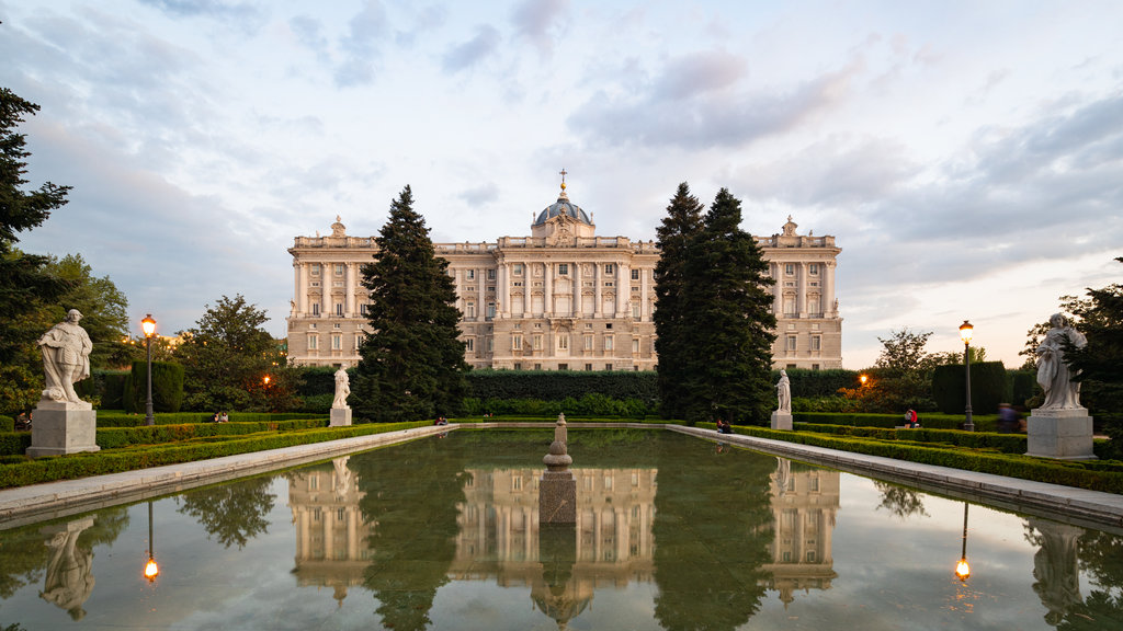 Jardines Sabatini mostrando una fuente, patrimonio de arquitectura y una puesta de sol