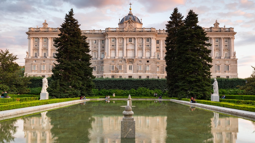 Sabatini Gardens featuring château or palace, a sunset and a fountain