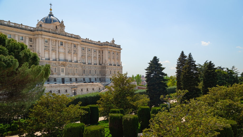 Jardines Sabatini ofreciendo patrimonio de arquitectura, castillo o palacio y un jardín