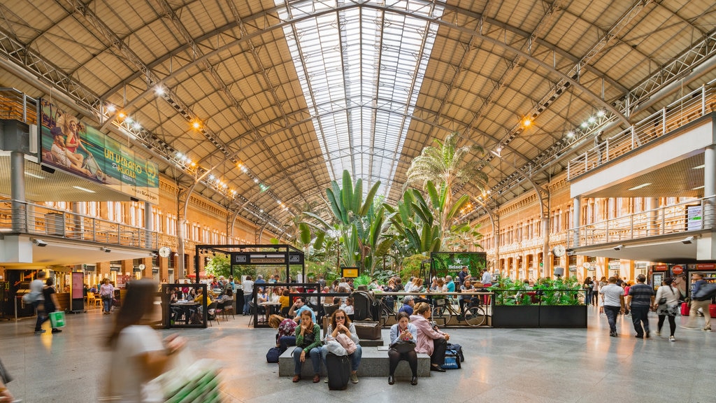 Madrid ofreciendo compras y vistas interiores y también un pequeño grupo de personas