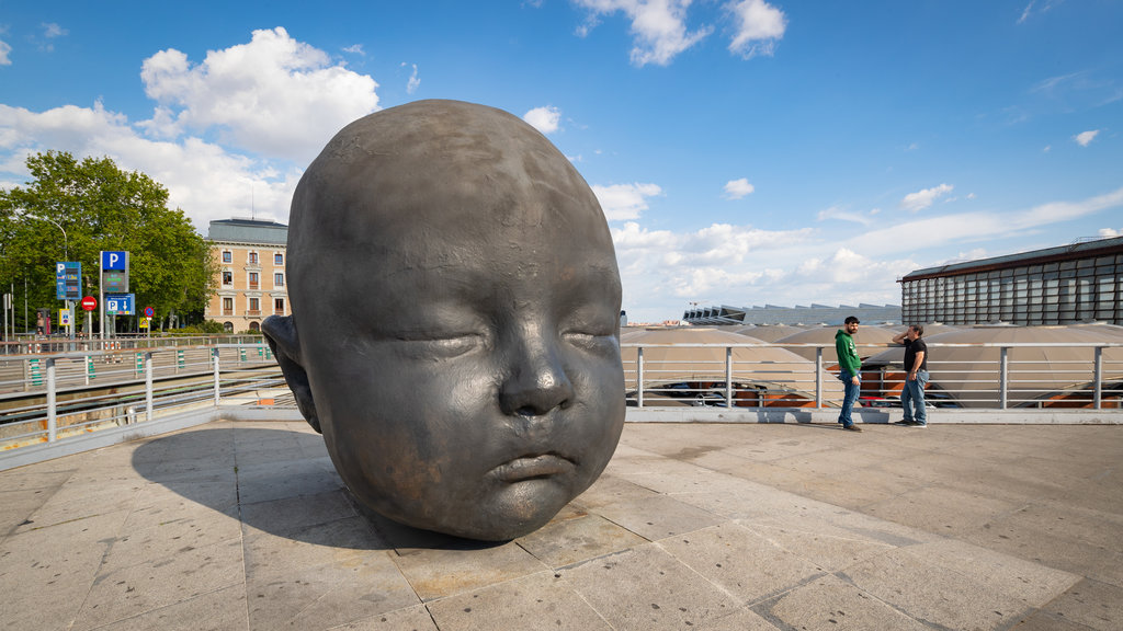 Madrid ofreciendo arte al aire libre y también una pareja