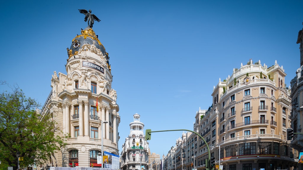 Gran Via toont een stad en historische architectuur