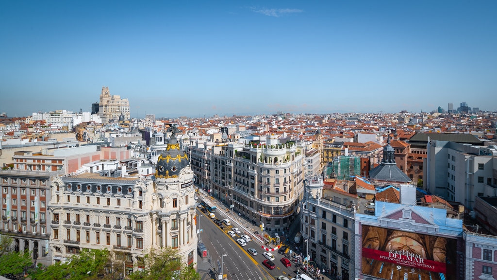 Gran Via Street som omfatter udsigt over landskaber og en by