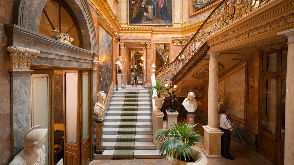 Museo Cerralbo ofreciendo vistas interiores y elementos del patrimonio