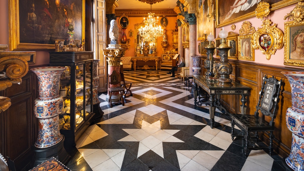 Museo Cerralbo ofreciendo elementos patrimoniales, arte y vista interna