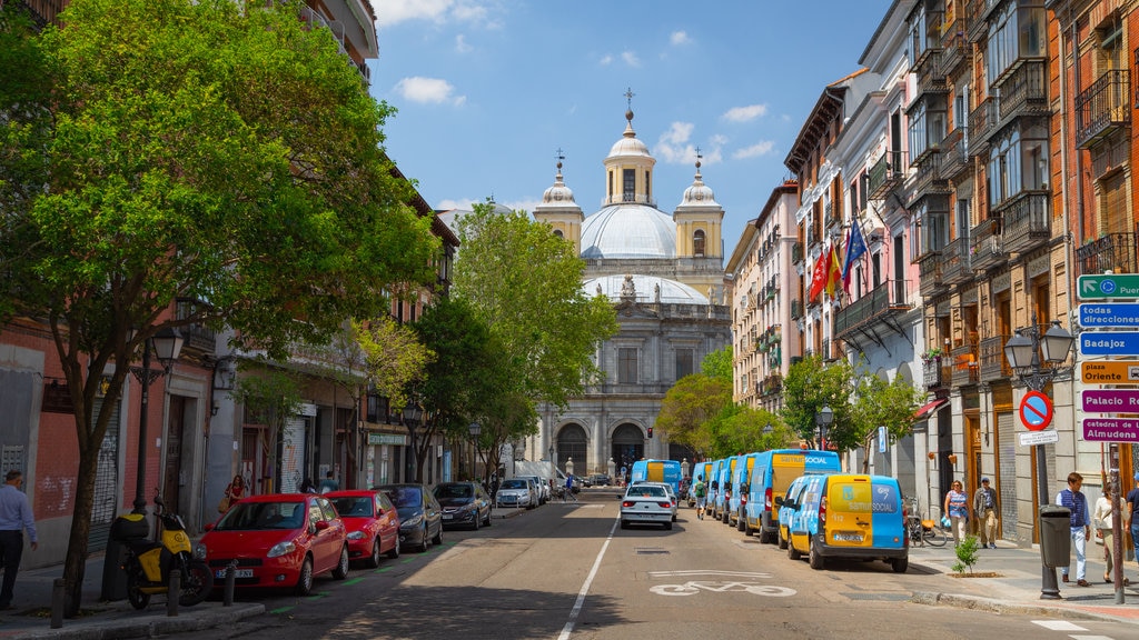 Royal Basilica of San Francisco el Grande which includes heritage architecture