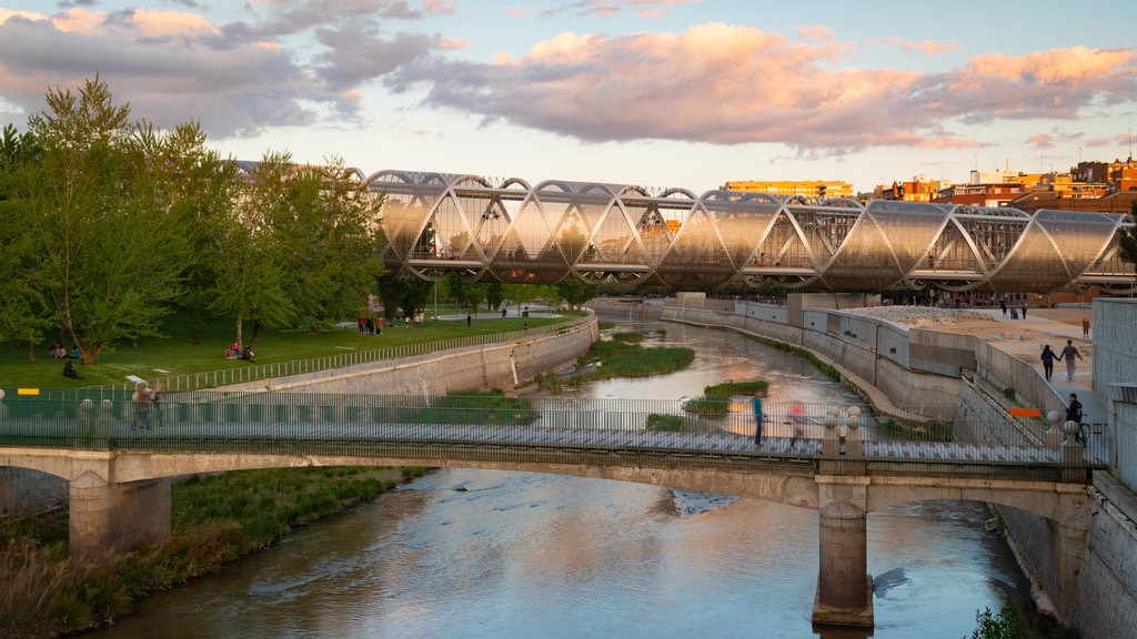 Pont Puente Monumental de Arganzuela qui includes rivière ou ruisseau, coucher de soleil et pont