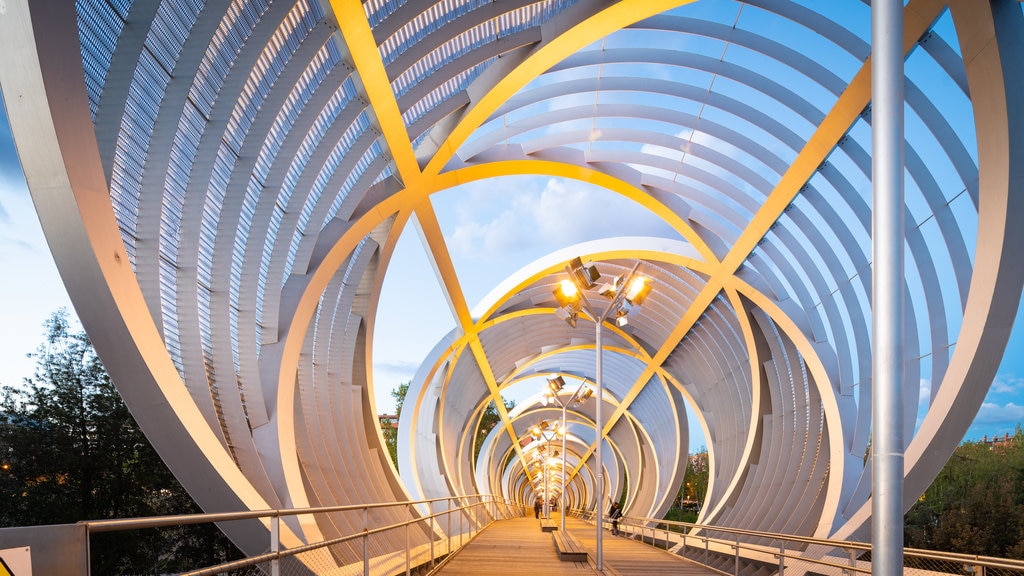 Puente monumental del parque de Arganzuela ofreciendo un atardecer y un puente