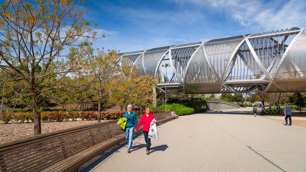 Puente monumental del parque de Arganzuela mostrando un jardín y también una pareja