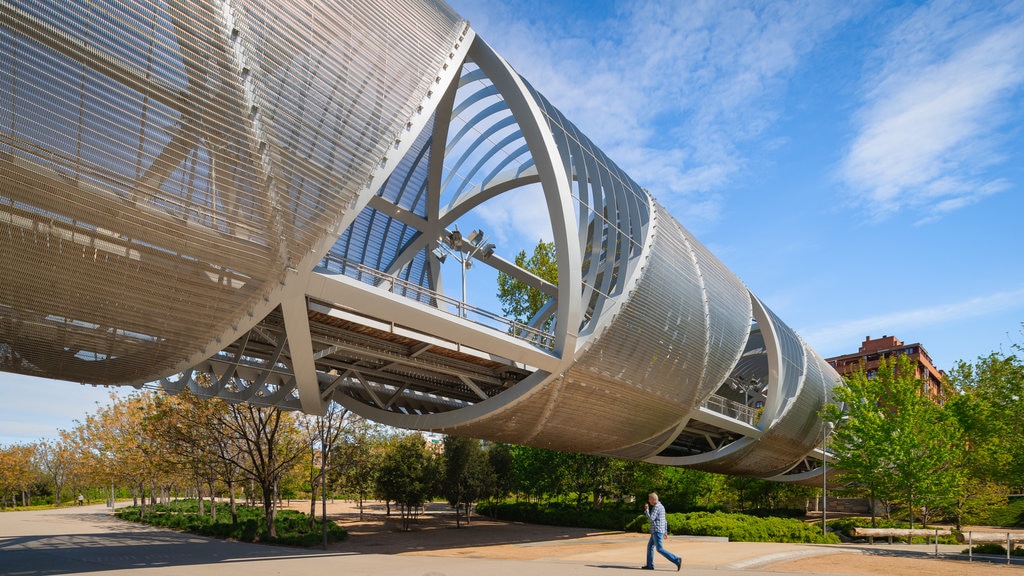 Puente monumental del parque de Arganzuela que incluye un jardín y un puente y también un hombre