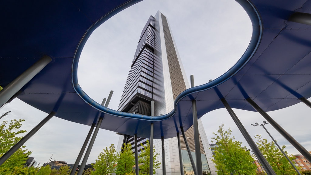 Área comercial Cuatro Torres Business Area mostrando un edificio de gran altura