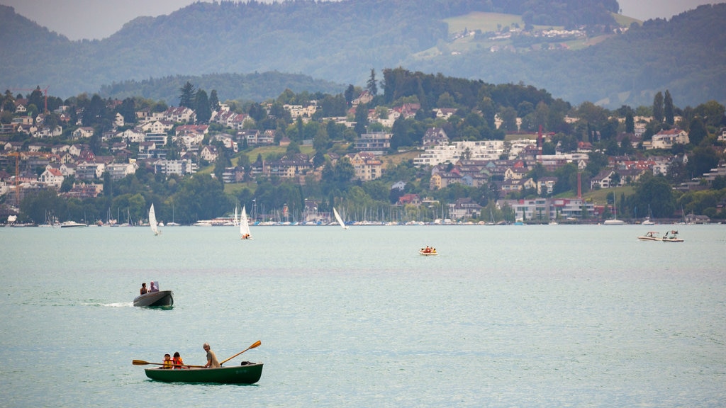 Suiza que incluye una bahía o un puerto y botes y también un pequeño grupo de personas