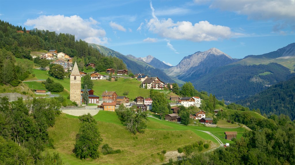 Arosa bevat een klein stadje of dorpje, landschappen en vredige uitzichten