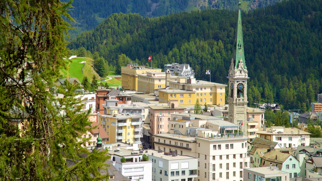 St. Moritz que incluye una pequeña ciudad o pueblo y vistas de paisajes