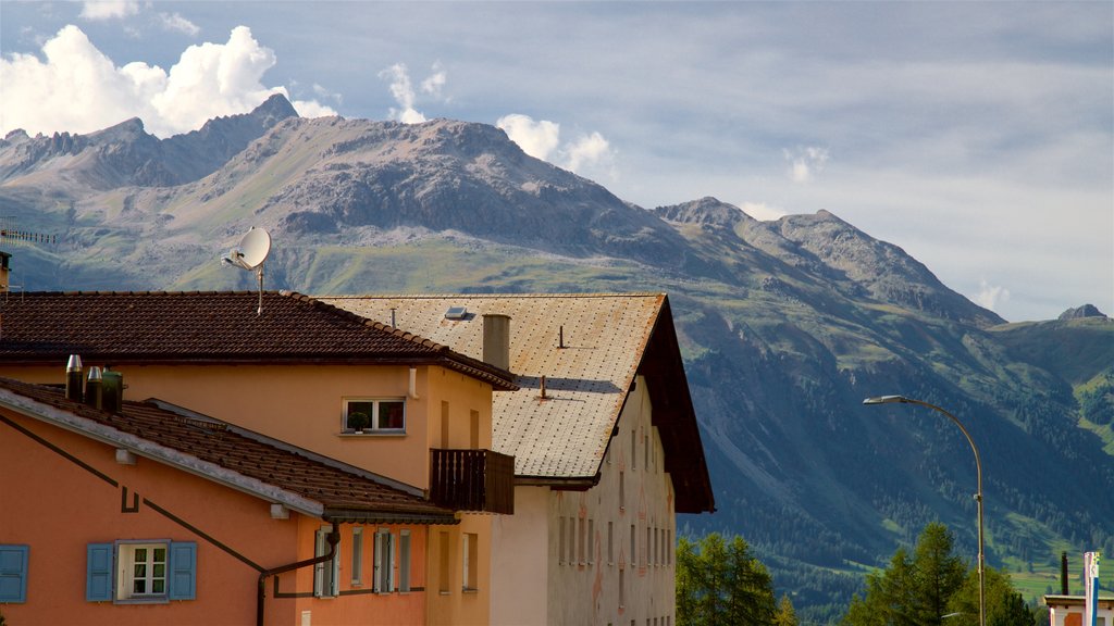 Pontresina ofreciendo una pequeña ciudad o pueblo, vistas de paisajes y montañas