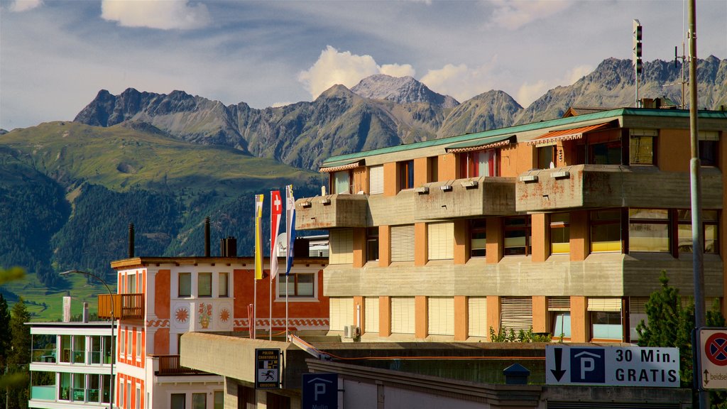 Pontresina ofreciendo una pequeña ciudad o pueblo, vistas de paisajes y montañas