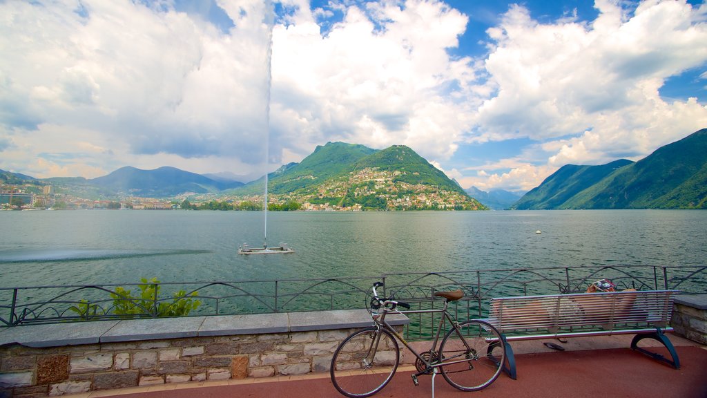 Paradiso que incluye un lago o abrevadero y una fuente