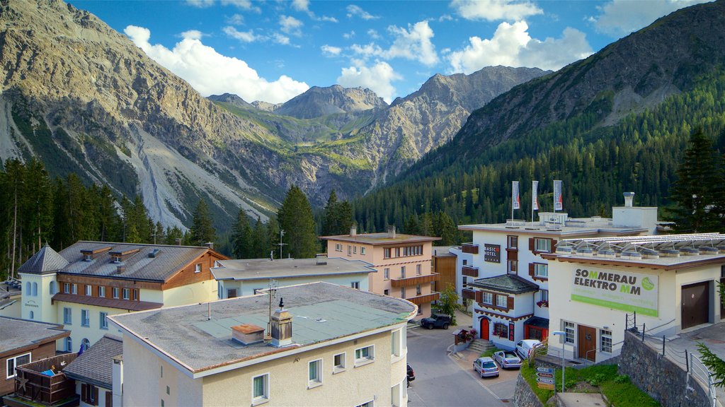 Arosa ofreciendo una pequeña ciudad o pueblo, montañas y vistas de paisajes