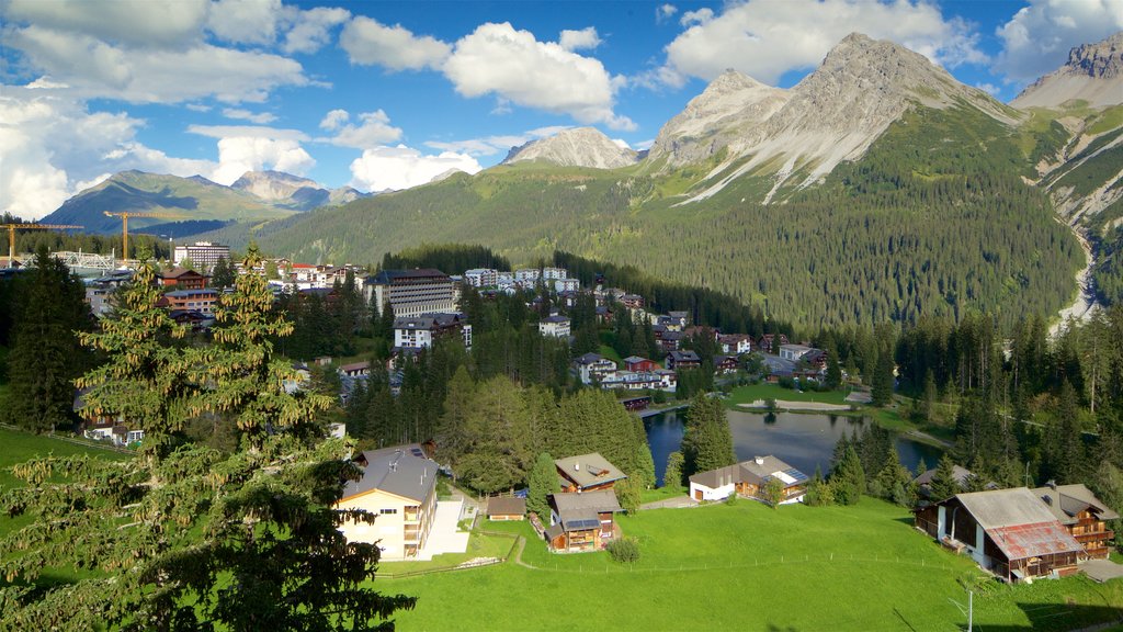 Arosa que incluye una pequeña ciudad o aldea, montañas y vista panorámica