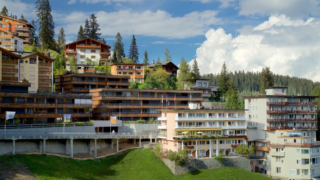 Arosa ofreciendo una pequeña ciudad o pueblo y vistas de paisajes