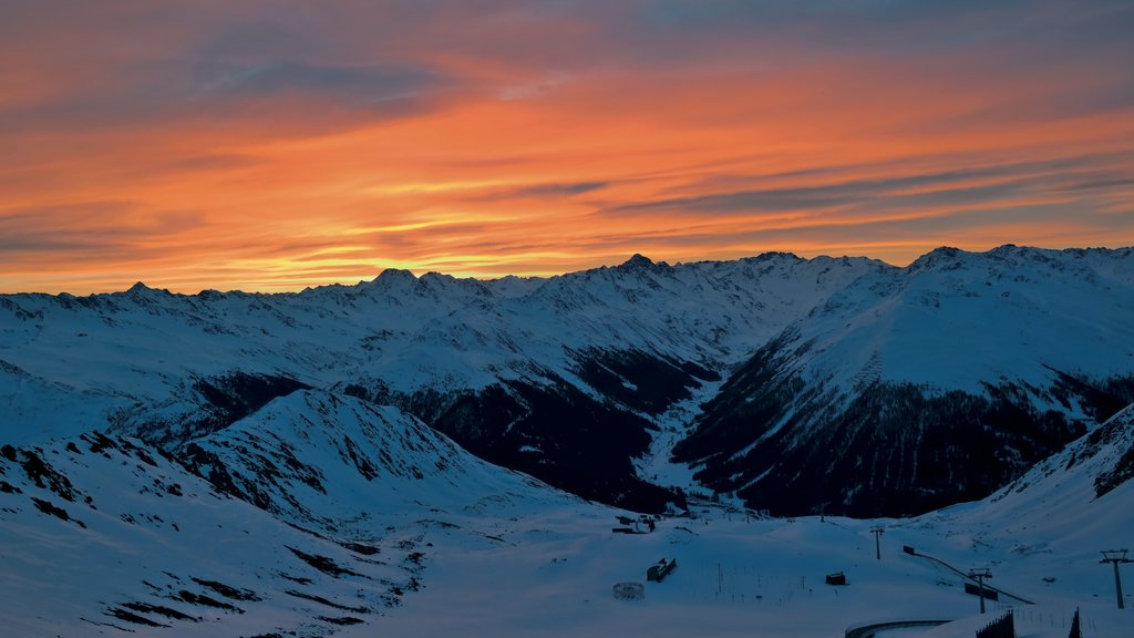 Klosters-Serneus que incluye montañas, escenas tranquilas y nieve